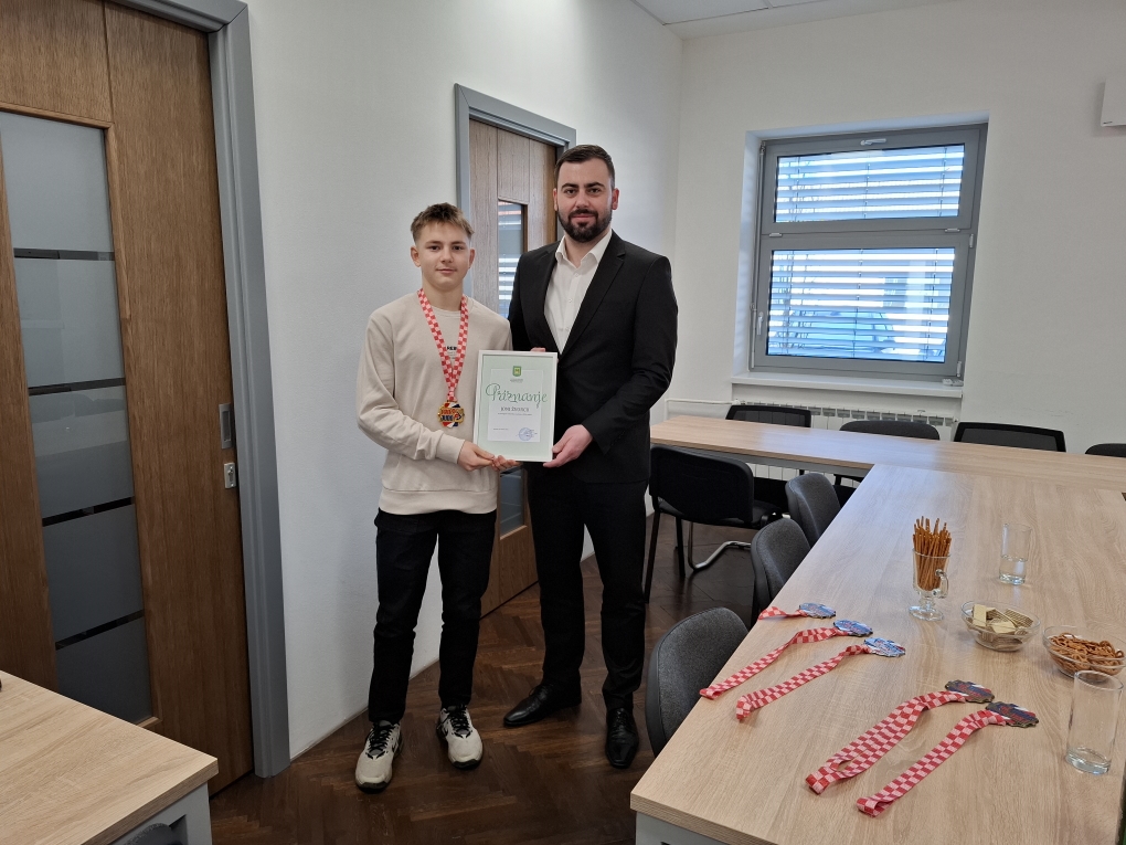 Jona Žvorc na prijemu kod Općinskog načelnika Općine Nedelišće Nikole Novaka