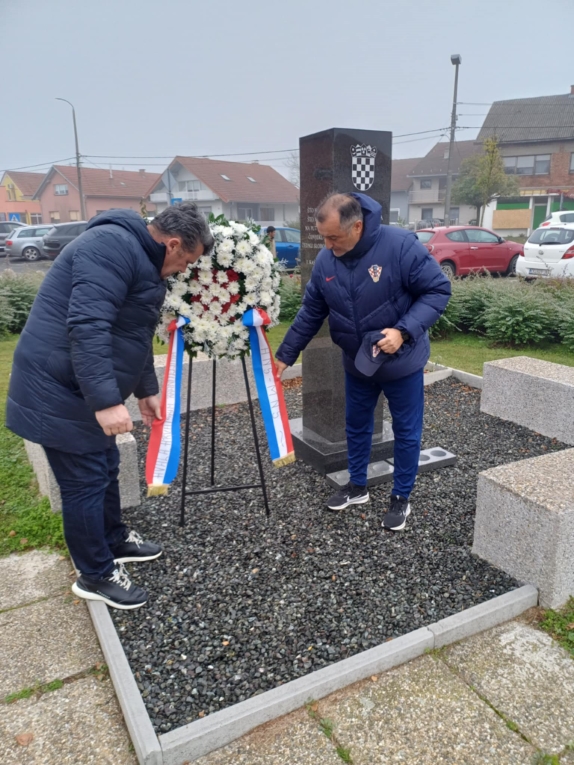 Delegacija U-17 reprezentacije HNS-a  odala počast žrtvama Domovinskog rata u Nedelišću